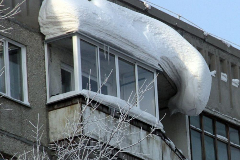 Очистить от снега балконы и крыши