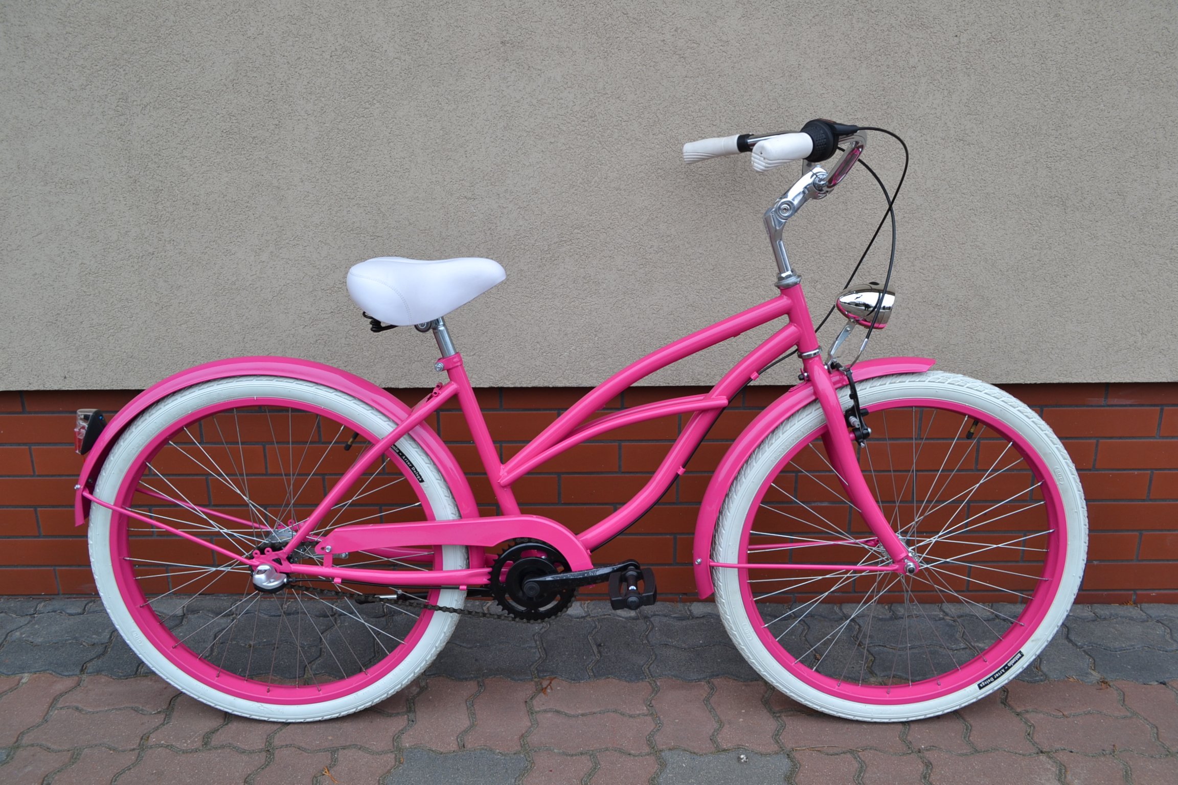 Мужчина на розовом велосипеде