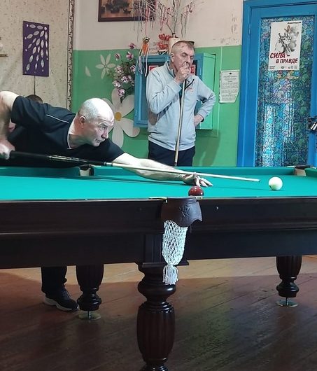В Конево провели турнир по бильярду. Играли на новом бильярдном столе, приобретённом по программе «Инициативное бюджетирование».