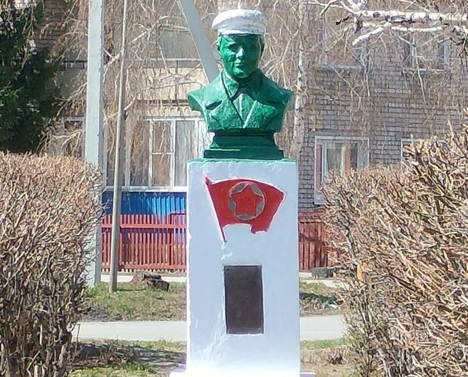 Привели в порядок памятник первому комсомольцу района Захарову.Дело хорошее…