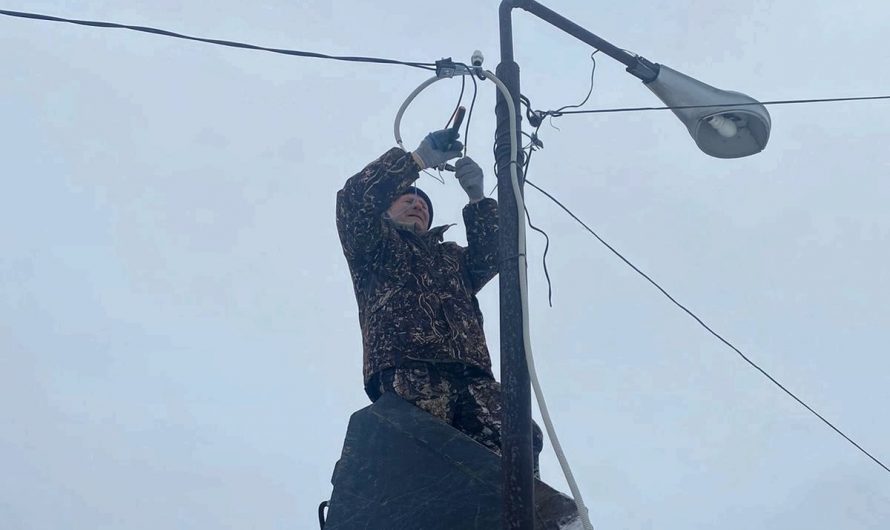 В Полойке установили освещение на новой хоккейной коробке
