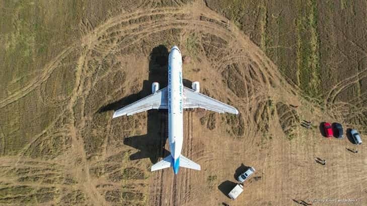 Севший в поле Убинского района Airbus A320 готовят к взлету