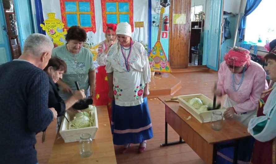 В Веселовском Доме культуры для пенсионеров и людей с ограниченными возможностями здоровья прошел веселый фольклорный праздник, посвященный осени