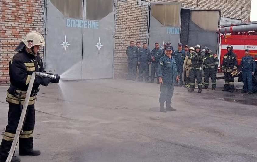Вчера в ПСЧ-60 со всеми почестями и по всем традициям проводили на заслуженный отдых водителя пожарной машины Александра Александровича Шубина