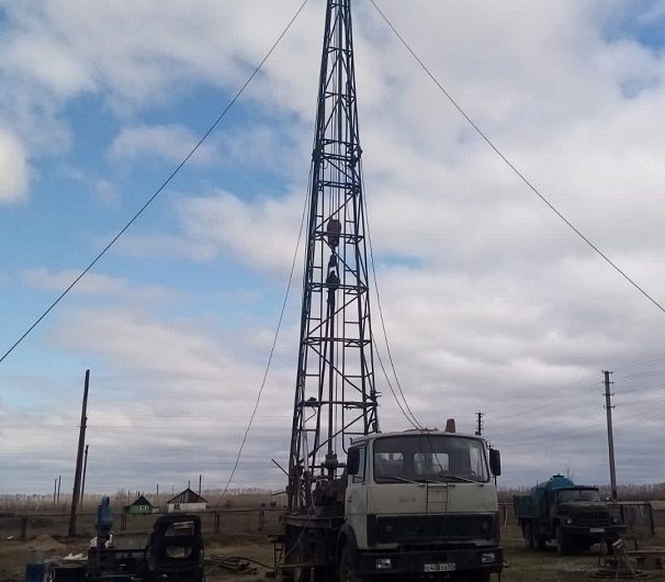 В р. п. Краснозерское на улице Пролетарской строят водозаборную скважину по программе «Чистая вода»