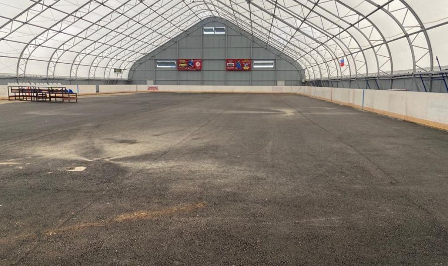 К новому зимнему сезону в р. п. Краснозерское откроется крытая хоккейная площадка «Айсберг».