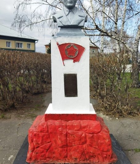 Памятник первому комсомольцу Николаю Захарову приведен в надлежащий вид