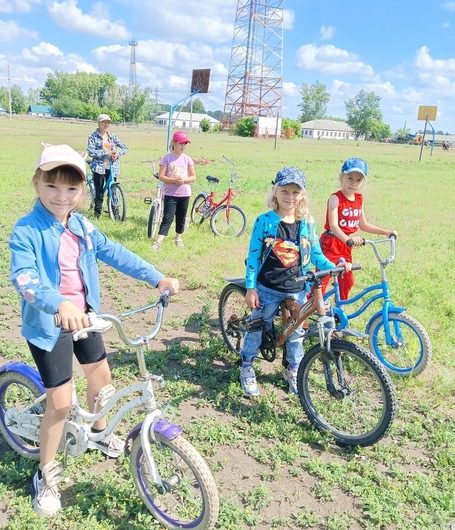 Во времена моего школьного детства лагеря дневного пребывания на каникулах назывались площадками. Мы там проводили весь день. Даже спали