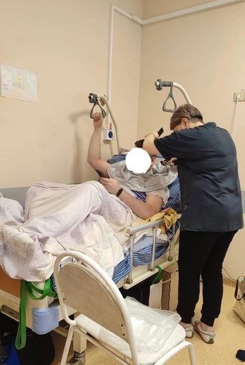 В Подмосковье в военных госпиталях активно набирает обороты команда волонтёров из числа парикмахеров, барберов, подологов, мастеров маникюра и педикюра. Они называют себя командой “Za Наших Бьюти”, организатором которой является Мария Мойланен