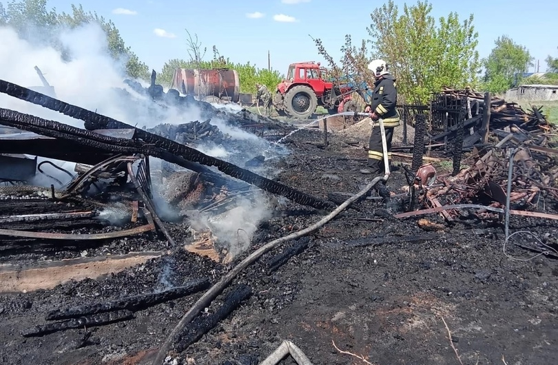 В поселке Курьинский по ул.Школьной произошло возгорание, в результате которого сгорел сарай площадью 80 кв. м, баня площадью 18 кв.м и выгорела трава общей площадью 800 кв.м.