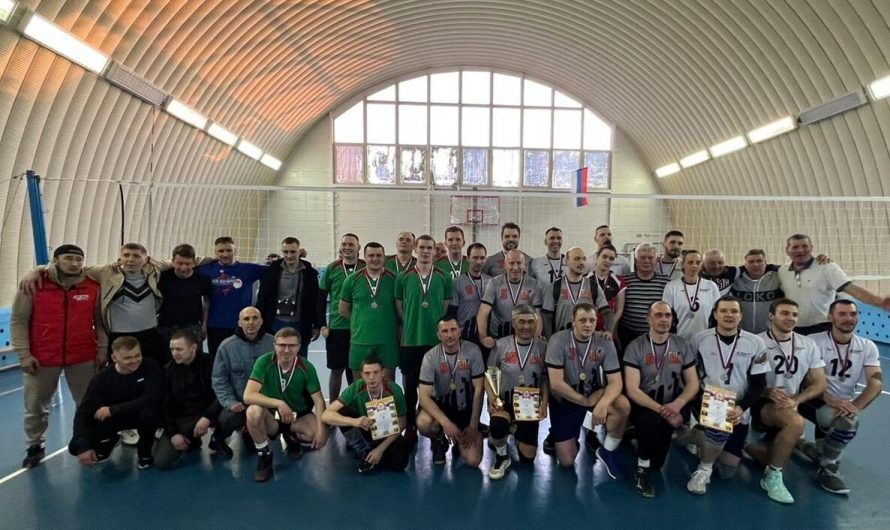 В спортивном комплексе с. Майское 15 апреля состоялся традиционный турнир по волейболу среди мужских и женских команд, посвященный Дню космонавтики, в котором приняли участие 5 женских и 7 мужских команд