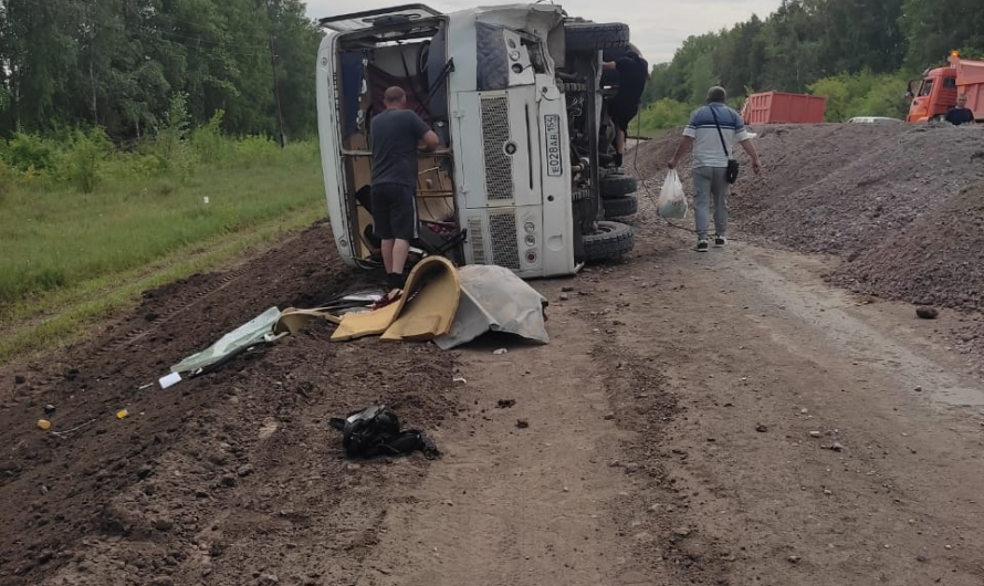 ЧП случилось сегодня — рейсовый автобус, следовавший по маршруту Краснозерское — Конево опрокинулся на дороге