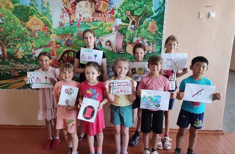 Ребята из Колыбельской школы (https://vk.com/public205520003) нарисовали напоминание для водителейо том, что разговоры по телефону за рулем увеличивают вероятность ДТП