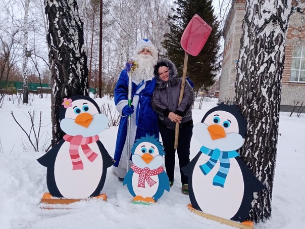 Кайгородские школьники и Дед Мороз поздравили земляков на рабочих местах