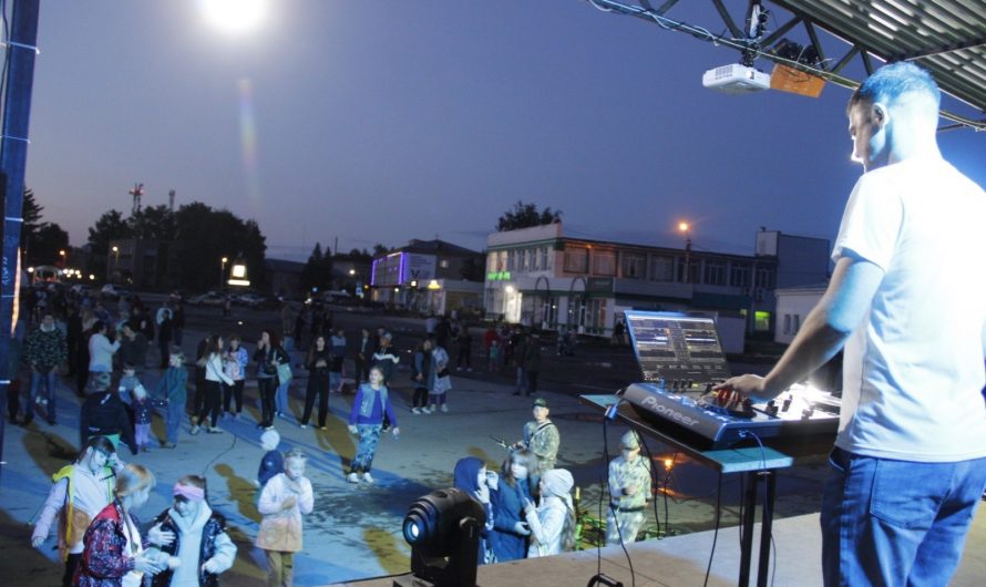 Зажигательной дискотекой на центральной площади р.п. Краснозерское от Авторадио Краснозерское завершилась рабочая неделя в пятницу 25го