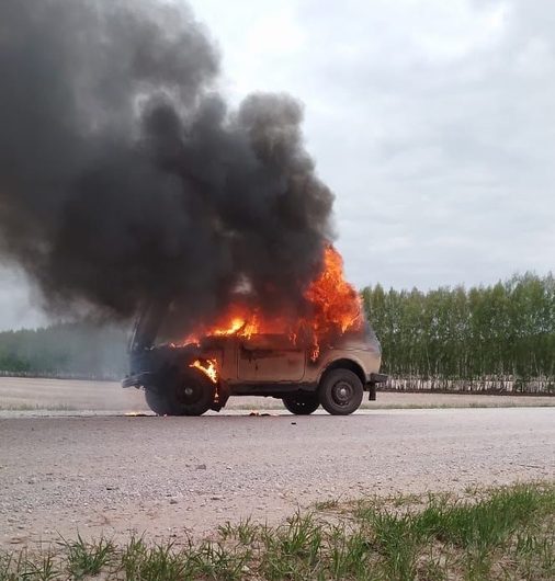 Вчера вечером в 18:04 часов на трассе, недалеко от с. Колыбелька, у жителя р. п. Краснозерское загорелся автомобиль Нива-ВАЗ. Силами пожарных ПСЧ-60 огонь был потушен