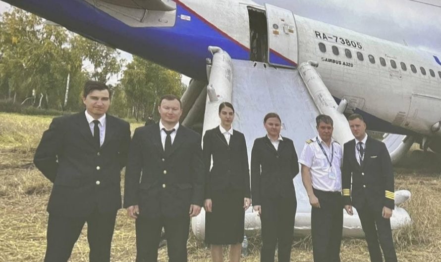 Вот фото экипажа, сумевшего посадить самолет в чрезвычайных условиях и сохранившего жизнь пассажирам. Президент России В. В. Путин стоя аплодировал летчикам-героям