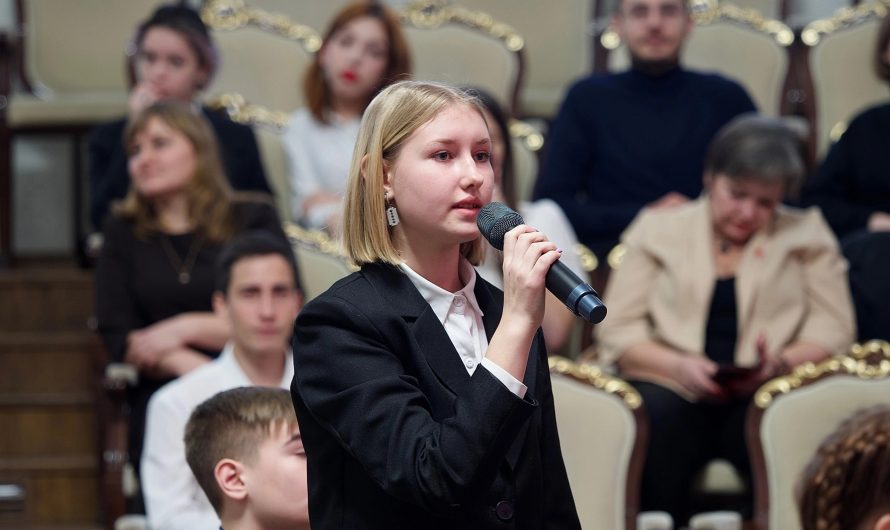 В правительстве Новосибирской области две ученицы Краснозерского района получили свои первые паспорта
