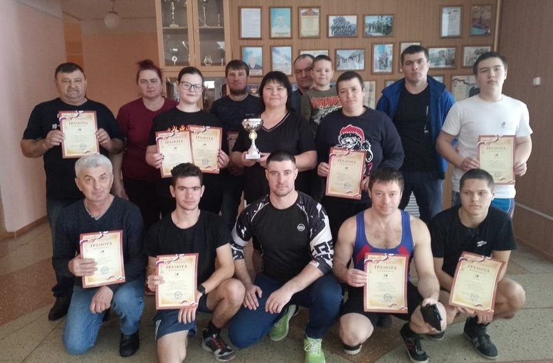 В ДЮСШ в рамках зимней спартакиады Краснозерского района прошли соревнования по гиревому спорту