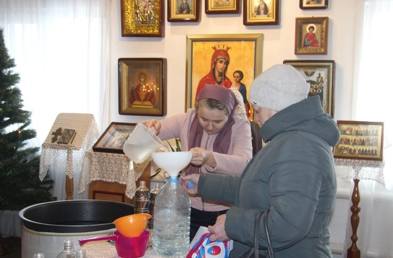 В Краснозерском в храме имени Сергия Радонежского сегодня прошло великое освящение воды
