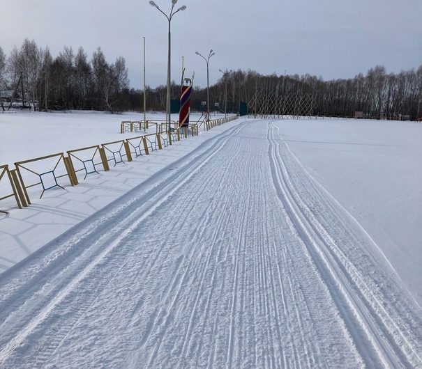 На стадионе р.п.Краснозерское для любителей лыж трасса готовится регулярно