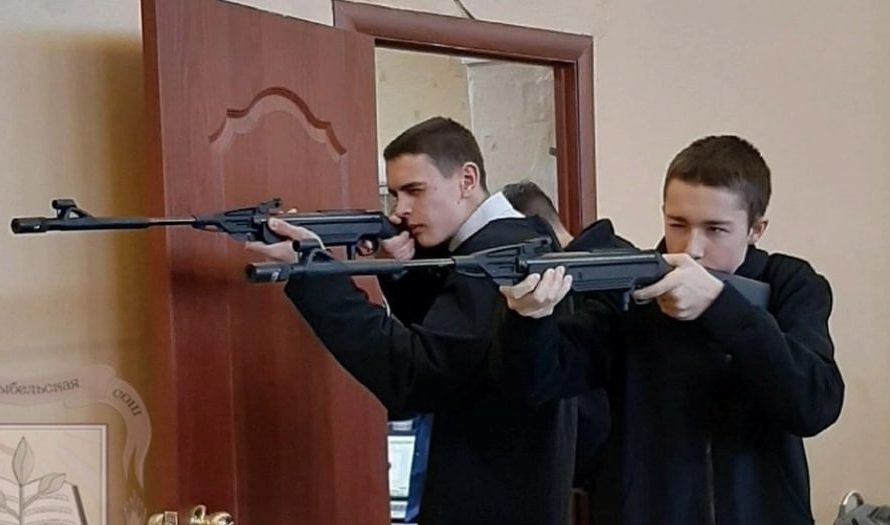 В Колыбельской средней школе прошли соревнования по стрельбе из лазерной пневматической винтовки