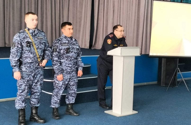 В Краснозерском лицее №1 состоялась профориентационная встреча с начальником регионального Управления Росгвардии