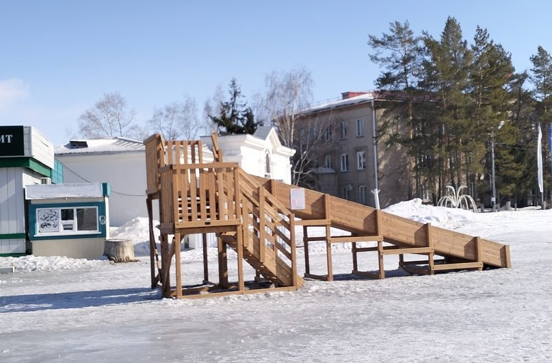 Пришла весна, бегут ручьи. А горка, которая стоит на площади р.п.Краснозерское,напоминает ёлку, которую забыли вынести после Нового года