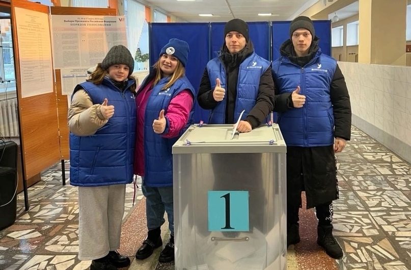 Волонтерский молодежный корпус Краснозерского района пришел на избирательный участок ,чтобы вместе проголосовать за будущего президента РФ, за свое будущее