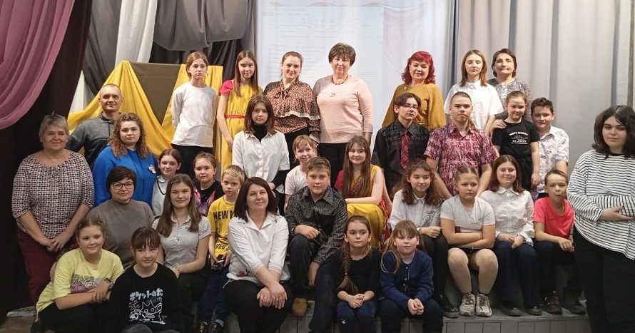 Первый театральный капустник в Краснозерском Доме детского творчества получился тёплым и запоминающимся, возможно, начав новую традицию