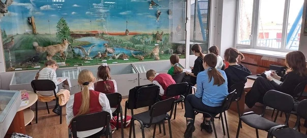 Юные художники Краснозерской детской школы искусств провели уроки рисунка в зале Краснозерского художественно-краеведческого музея им. В. И. Коробейникова