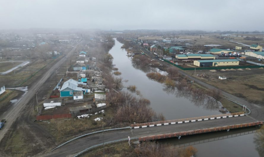 Сегодня в рамках противопаводковых мероприятий на территории Зубковского МО ведется мониторинг ситуации. С помощью спецсредств выявляются затороопасные участки и участки,куда можно спустить воду