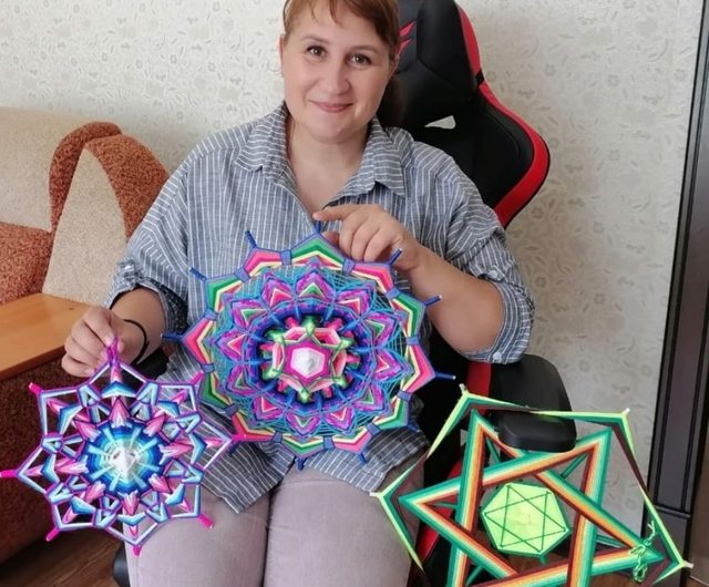 Косметолог из села Майское плетет мандалы