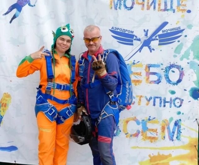 Ученица Краснозерского лицея N2 совершила первый прыжок с парашютом