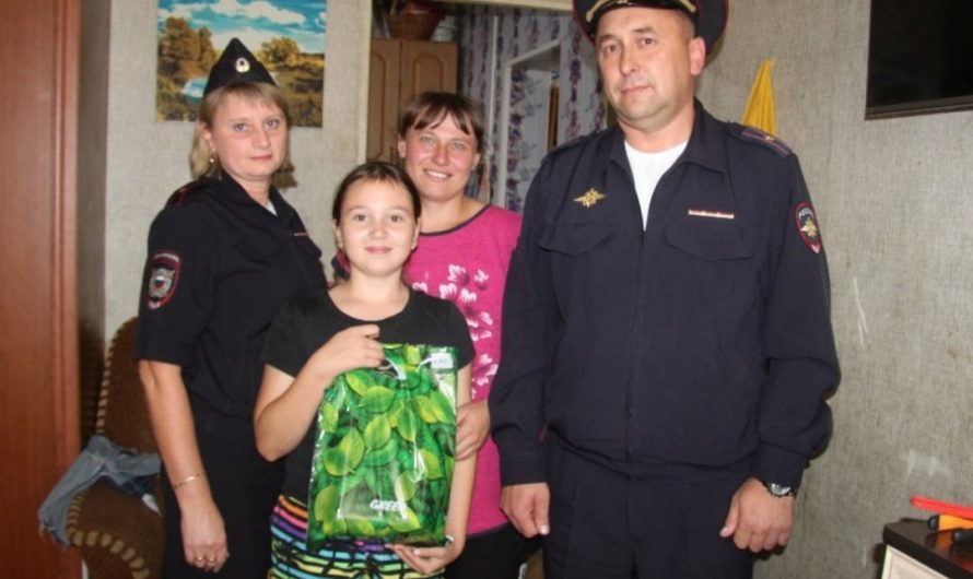 Краснозерские полицейские приняли участие во Всероссийской акции «Помоги пойти учиться»