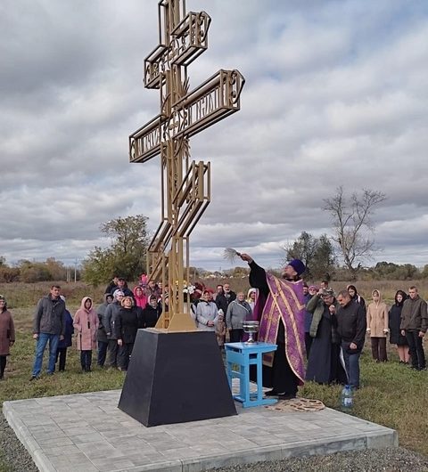 Сегодня, в праздник Воздвижения Креста, по благословению Филиппа Епископа Карасукского и Ордынского, прошло освящение Поклонного Креста в селе Петропавловка