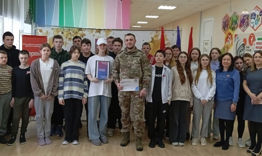 В честь открытия Года защитника Отечества в Кайгородской школе прошла классная встреча в рамках Всероссийской акции «Сильные Духом» с участником боевых действий СВО и выпускником школы Константином Ф.