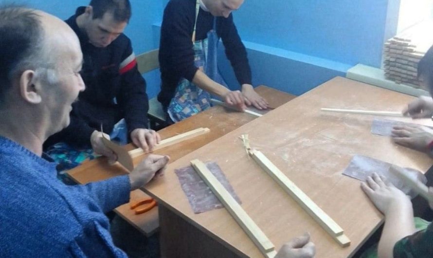 В селе Лобино в филиале Обского психоневрологического интерната начали делать рамки для пчёл