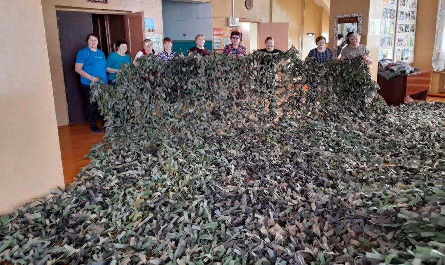 Женщины из волонтерского движения “Звезда” села Мохнатый Лог сплели маскировочную сеть размером в 50 кв.м.