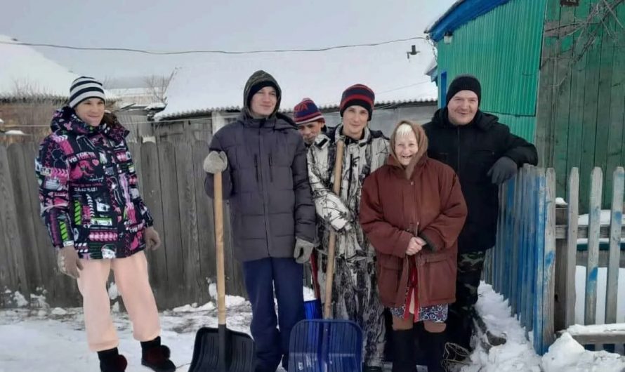 В селе Лобино волонтёрский отряд психоневрологического интерната помогает пожилым