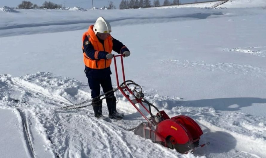 Сегодня в Краснозерском районе Карасукский поисково-спасательный отряд на наиболее затороопасных участках русла реки Карасук проводил комплекс превентивных противопаводковых мероприятий