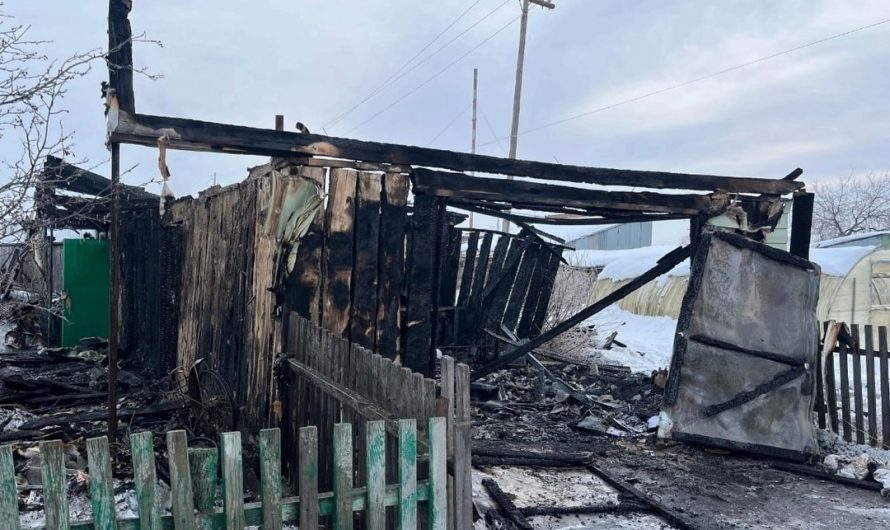 В поселке Кайгородский сгорели надворные постройки