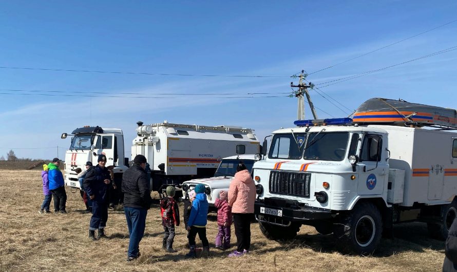 Краснозерский пожарно-спасательный гарнизон вместе с группой Сибирского спасательного центра МЧС России организовали для жителей района показательные выступления
