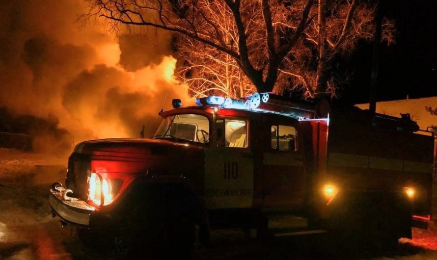 На станции Зубково загорелся заброшенный дом