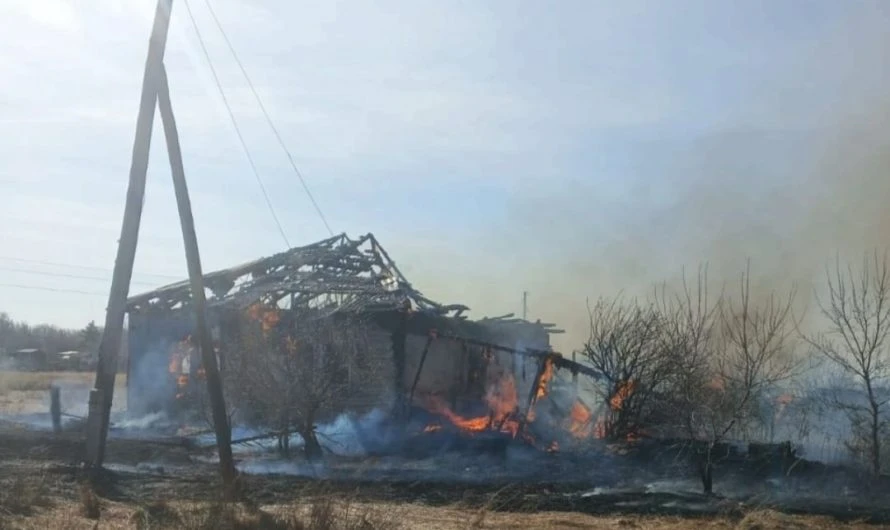 В селе Половинное загорелся нежилой дом
