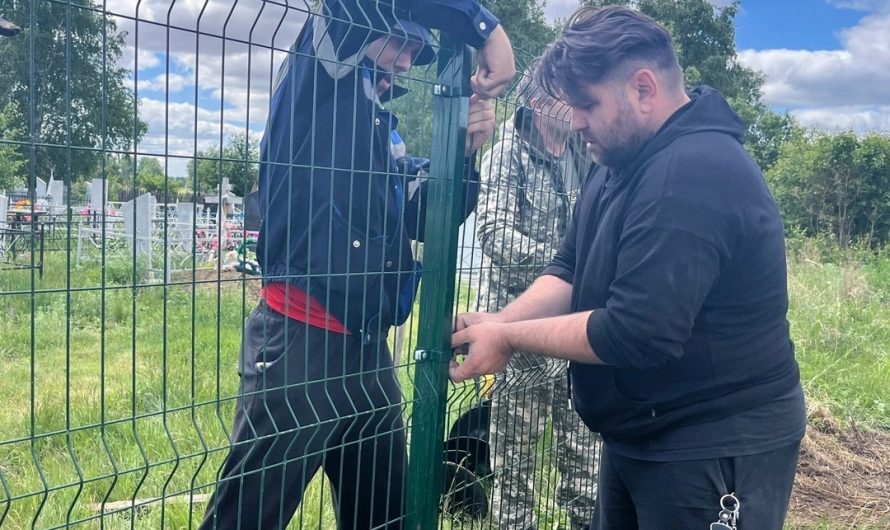 В поселке Зеленая Роща кладбище огородили новым забором