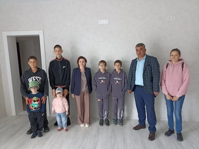 Многодетная семья из р. п. Краснозерское получила ключи от нового дома