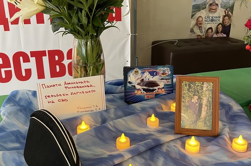 В Краснозерском РДК прошла выставка-продажа цветов «Славным сынам Отечества посвящается»