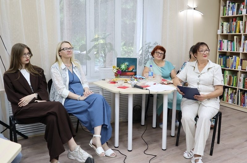 В обновленном читальном зале Краснозерской библиотеки состоялась теплая, душевная творческая встреча в кругу добрых друзей!