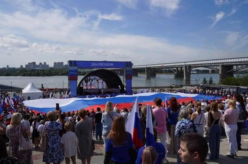 При участии «Единой России» в Новосибирской области отметили День государственного флага
